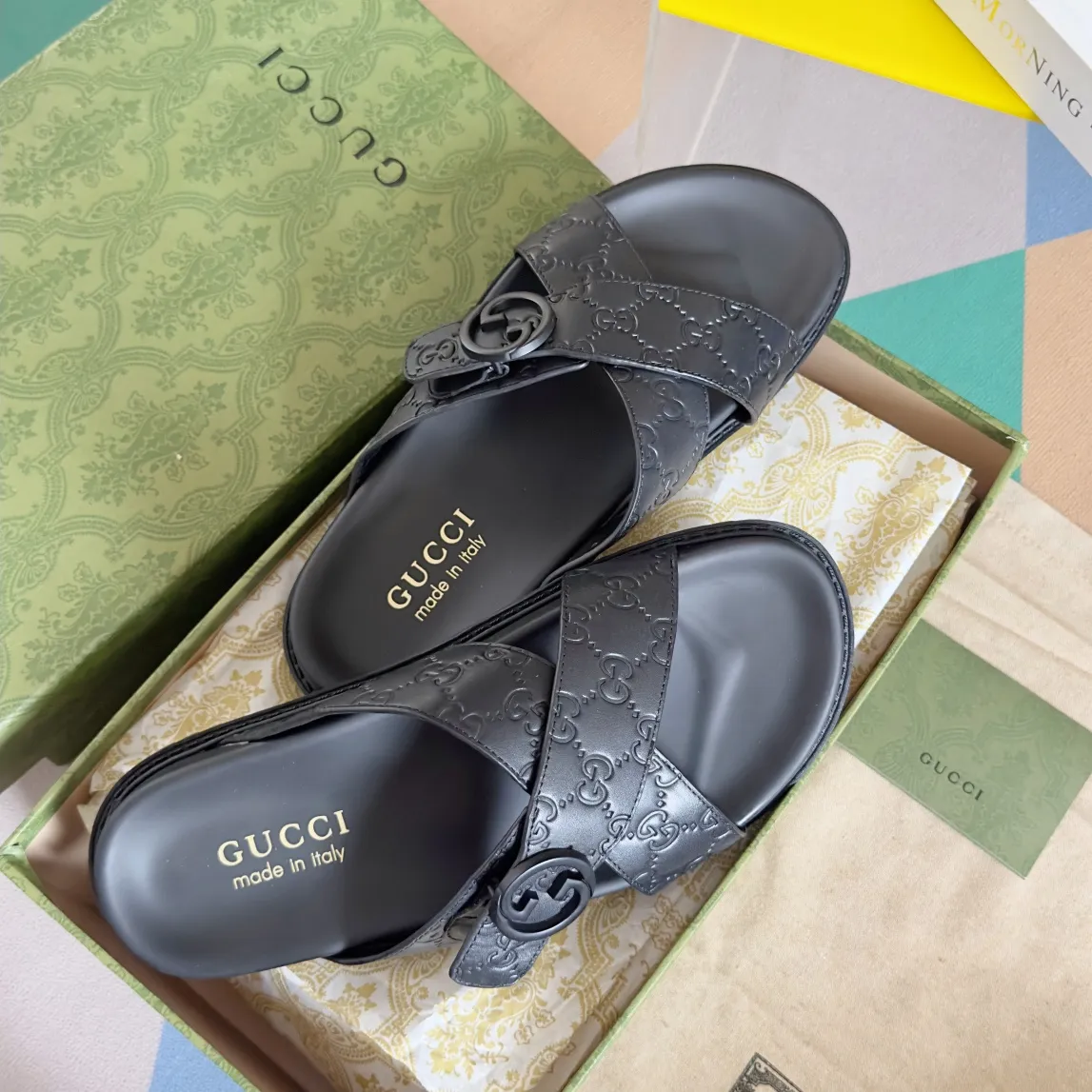 [G Home] Men's Men's Shoes💰: 300💰Size: 38-45 🆕2024Gucci Gucci Summer New Style Double G Presbyopia Flip-flops Cross Sandals Thick Sole Slippers Beach Shoes Original Purchase and Development Production G family's 2024 new summer dark horse items, fashion bloggers at home and abroad have put on the show, and it has become popular on social platforms at home and abroad. Fashionistas must pay for it, and they spend a lot of money to create ingenious craftsmanship and accurately restore every detail. Exquisite packaging at the delivery counter🛍📦 ▪️ Fabric: Original imported double G presbyopic leather ▪️ Lining: Original imported leather ▪️ Sole: Original open molded T men's shoes 💰U outsole ▪️ Bottom thickness: 3CM